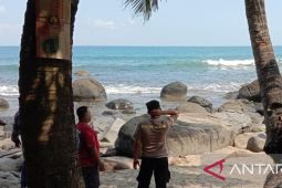 Tim SAR gabungan cari wisatawan terseret ombak di Pantai Kapitol Sukabumi