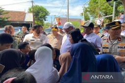 Menghilangkan trauma anak pascagempa Batang