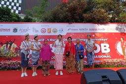 Tidak biasa,  ribuan perempuan ini ikuti aksi senam poco-poco berkebaya