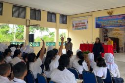 Polwan Polda Maluku edukasi siswa SMA Siwalima cegah kasus  perundungan