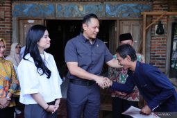 Menteri AHY serahkan sertifikat elektronik kepada warga