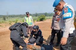 Polisi musnahkan bom aktif sisa perang dunia temuan warga di Malang
