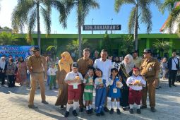 Hari pertama masuk sekolah, Wakil Ketua DPRD Kediri bagikan susu dan roti gratis