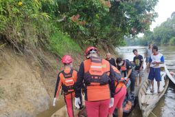 Tim Basarnas evakuasi jasad korban tenggelam di Belatung Kapuas Hulu Kalbar