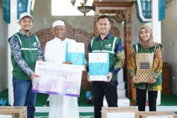 PLN UID Kalselteng bagikan ratusan peralatan ibadah melalui "Employee Volunteering Program"