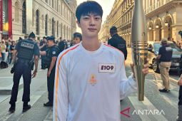 Bawa obor Olimpiade Paris, Jin BTS disambut ribuan penggemar