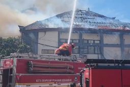 Tujuh damkar Denpasar diterjunkan padamkan kebakaran Gedung GDLN Unud