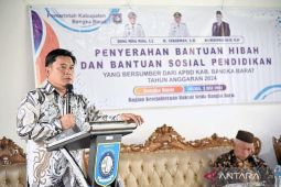 Bangka Barat serahkan hibah yayasan dan lembaga Rp4,797 miliar