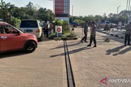 Polisi Bangka Barat tertibkan antrean kendaraan di SPBU Tempilang