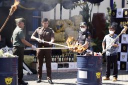 BC Tanjung Perak musnahkan pakaian bekas impor ilegal senilai ratusan juta