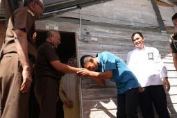 PLN-Kejati terangi sebanyak 77 rumah keluarga kurang mampu