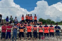 BPBD Babel kolaborasi bersama kelompok HKm dan mahasiswa IPB tanam 136 pohon bakau