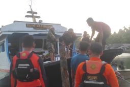 Tim SAR evakuasi 20 penumpang kapal yang mati mesin di perairan Konawe