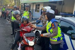 Polresta Kediri bagikan cokelat untuk pengendara tertib lalu lintas
