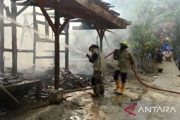 BPBD Kabupaten Sukabumi ungsikan satu keluarga korban kebakaran di Palabuhanratu