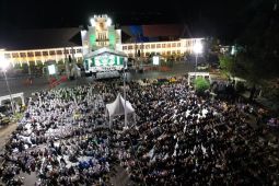 Ribuan warga bershalawat bersama di Lapangan Murdjani