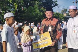 Ratusan siswa SD dan SMP di HSS terima bantuan pendidikan