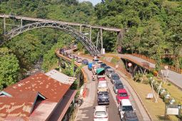 Akses jalan nasional yang terputus di Lembah Anai kembali dibuka