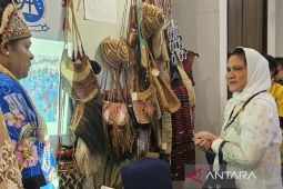 Iriana Jokowi minta kerajinan Mama Papua dibina dinas terkait