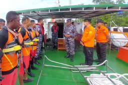 Tim SAR dan TNI AL cari kapal pengangkut BTS di perairan Asmat