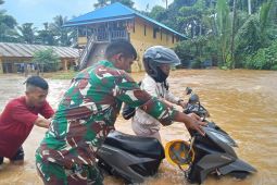 Personel TNI  evakuasi korban terdampak banjir di Halmahera Tengah