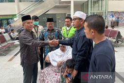 Seorang haji asal Sumatera Utara tiba di Bandara Kualanamu