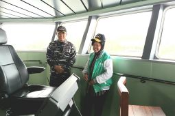 Bertolak ke Tual, Mensos Risma terkesan KRI Teluk Weda 526 mampu jangkau wilayah 3T