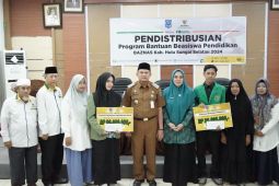 Pj Bupati HSS serahkan bantuan beasiswa pendidikan program Baznas