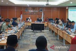 Seratus lebih guru honorer putus kerja telah mengajar kembali