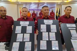 Imigrasi buru R, pengendali penyelundupan paspor Malaysia ke Indonesia.