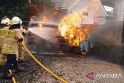 Mobil pengangkut BBM hangus terbakar di Jatinegara