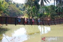 Pelajar di dua desa di Lengkong "bertaruh nyawa" agar bisa bersekolah