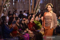 Peragaan busana Festival Sastra Saraswati Sewana