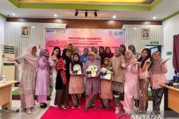 Srikandi PLN berbagi bersama dhuafa lansia peringati Hari Kebaya Nasional 2024
