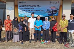 Warga Desa Paku Bangka Selatan "serbu" mobil sehat PT Timah