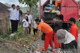 Spontan, Pj Bupati Taput hentikan perjalanan saat saksikan sampah berserakan