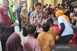Wapres terpilih Gibran Rakabuming Raka tinjau uji coba makan bergizi gratis di Solo