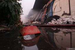 Kebakaran gudang alat tulis kantor di Surabaya