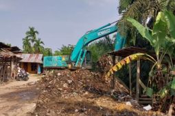 WKS bersihkan sampah di pasar sayur Tebing Tinggi