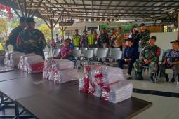 TNI bagikan bendera merah putih jelang HUT RI di perbatasan