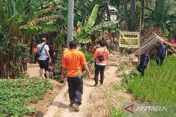 BPBD tutup jembatan rusak kerap digunakan warga Jampangtengah untuk menyeberang