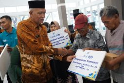 Pemkab Garut dan LLI berikan santunan kepada lansia tidak produktif