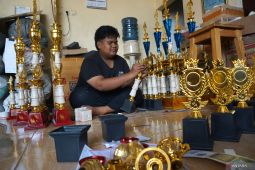Produksi piala di Jombang