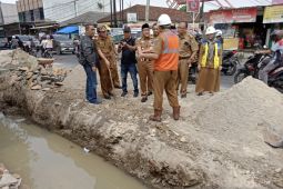 Wali Kota Metro tinjau pembangunan jalan dan drainase