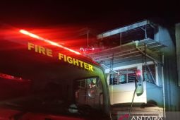 Damkar Belitung turunkan tiga armada padamkan kebakaran ruko di pusat kota