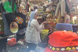 Ibu negara beli pernak pernik khas di Pasar Bonsay Balikpapan