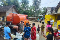 Dua desa alami kekeringan, BPBD Jember distribusikan air bersih