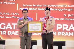 Pj Gubernur Jatim Adhy Karyono terima pin emas dari BNPB