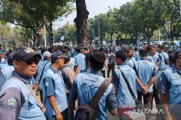 Seratus lebih pengemudi Mikrotrans gelar demonstrasi di depan Balai Kota Jakarta