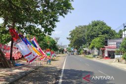 Pemkot Bengkulu izinkan pedagang bendera musiman jualan di bahu jalan